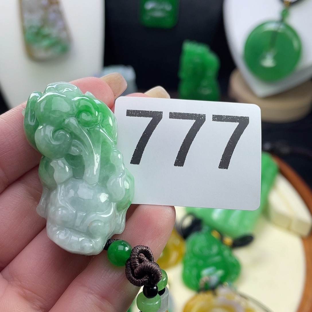 翡翠未镶嵌吊坠(赠链)