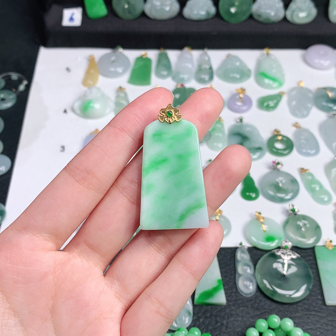 翡翠颈饰未镶嵌大**施翡翠