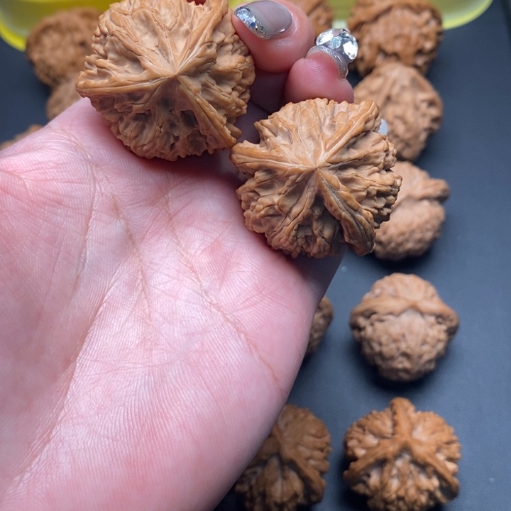 文玩核桃吊坠三棱