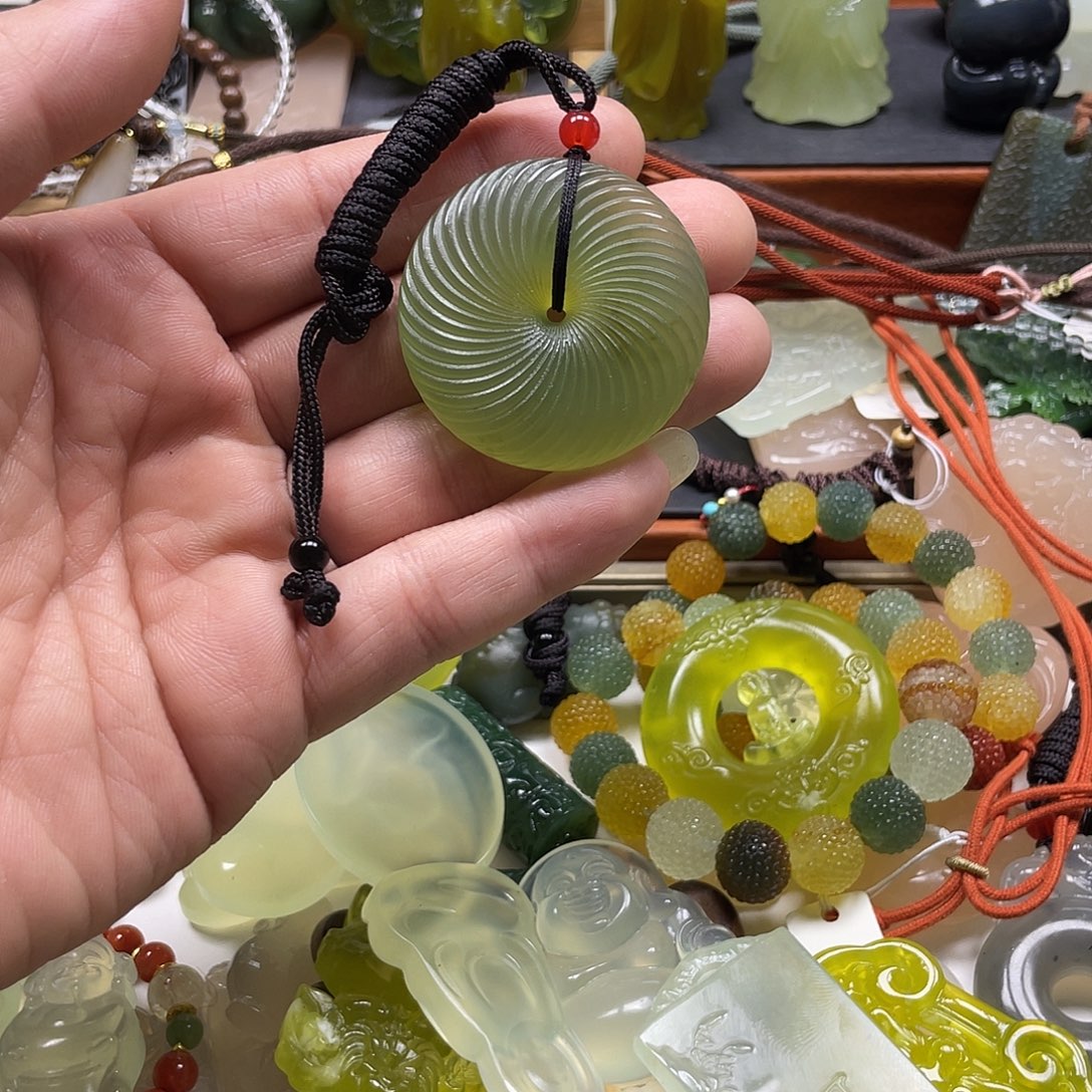 卷***卷蛇纹石玉未镶嵌颈饰