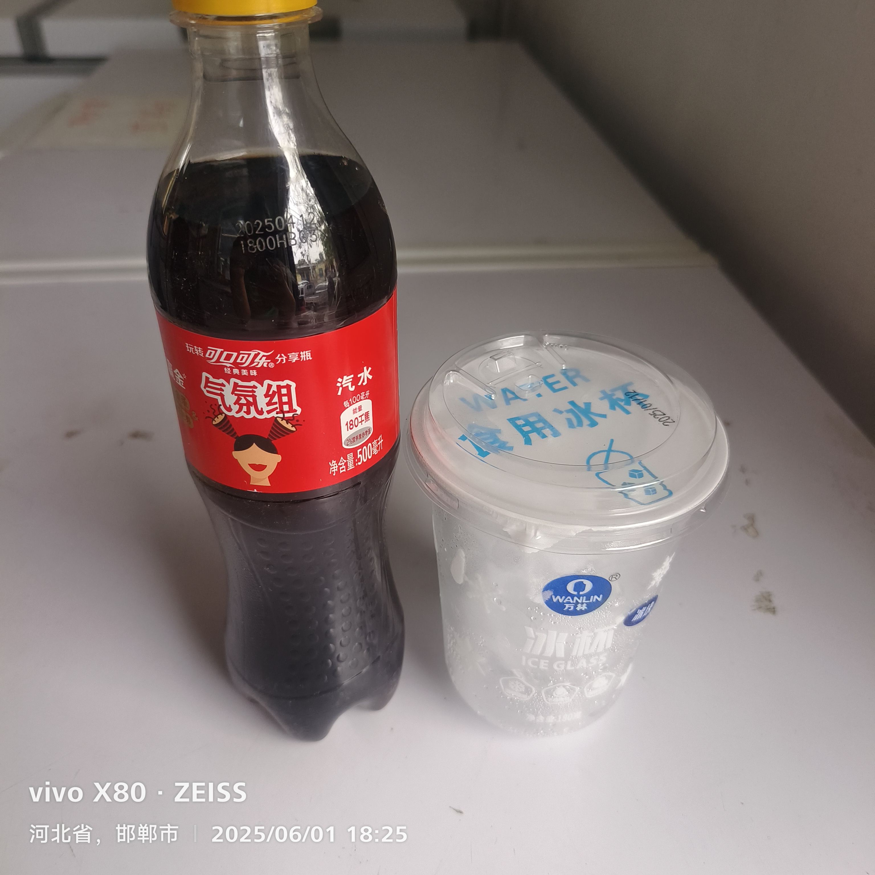 可口可乐+冰杯。绝配