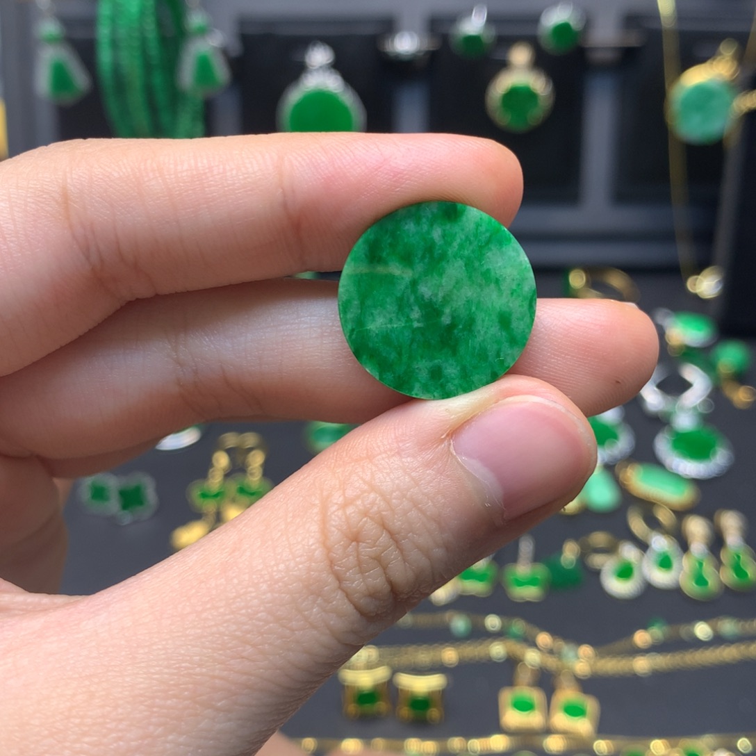 翡翠未镶嵌颈饰有纹裂