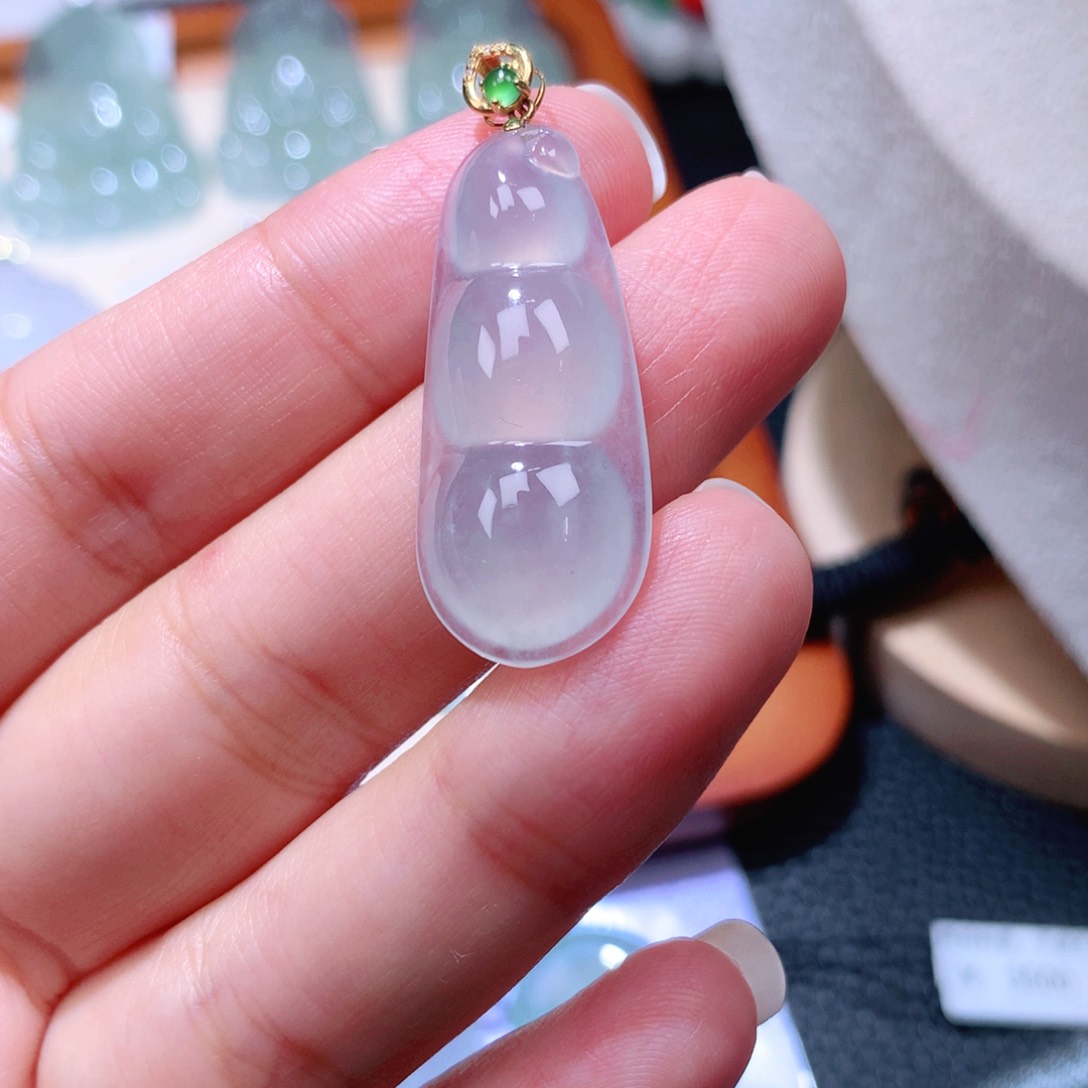 颈饰18K金镶嵌翡翠福豆