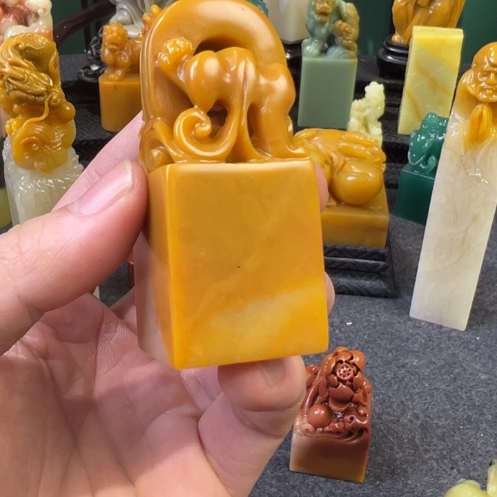 田黄石金包银螭龙