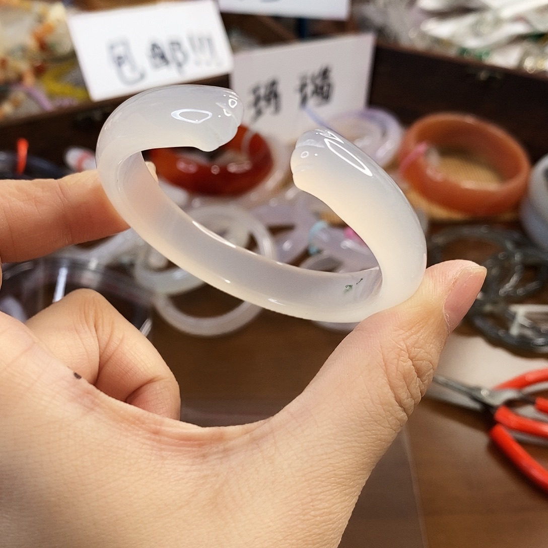 玛瑙/玉髓未镶嵌手镯C223。53.8圈。
