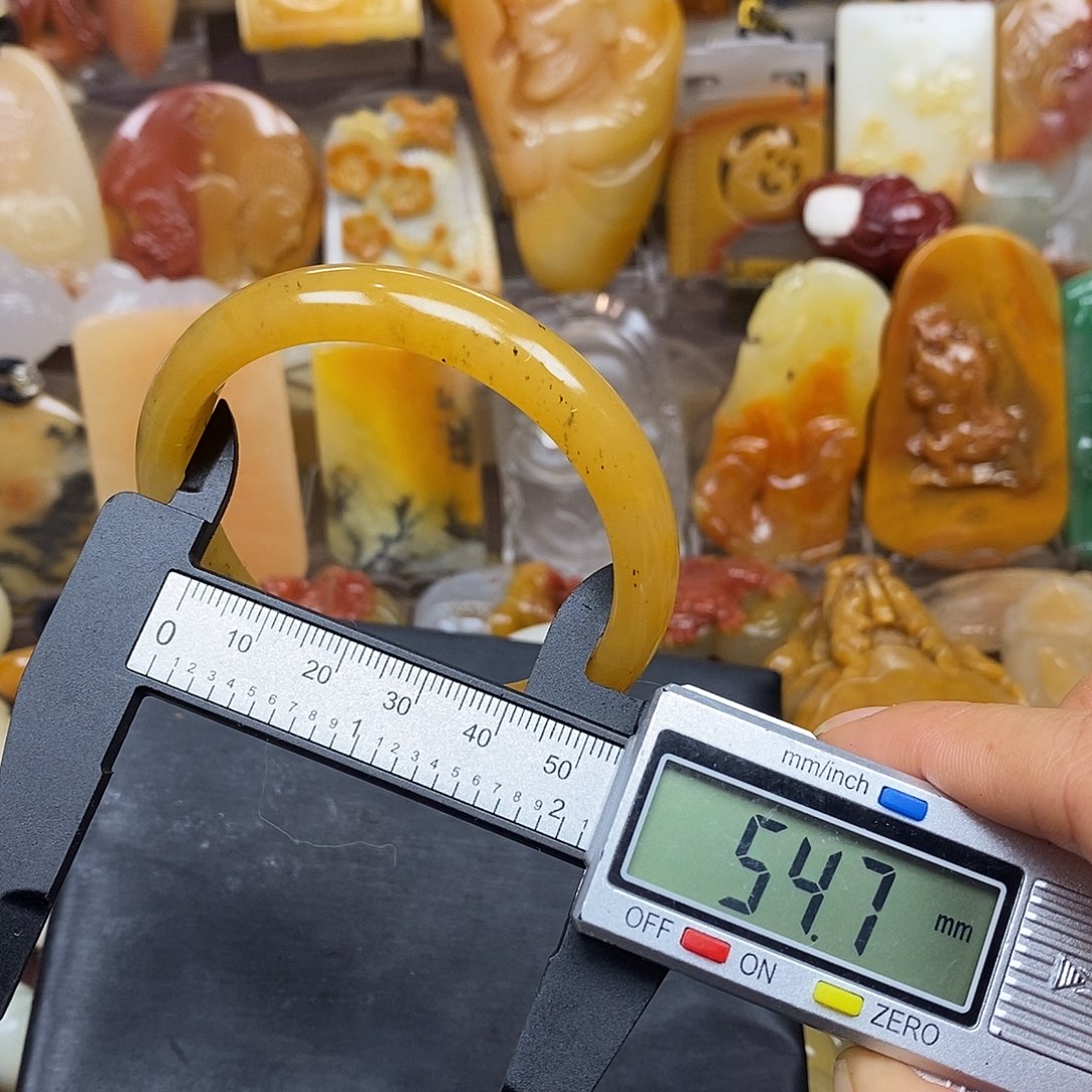 石英质玉（黄龙玉）颈饰未镶嵌