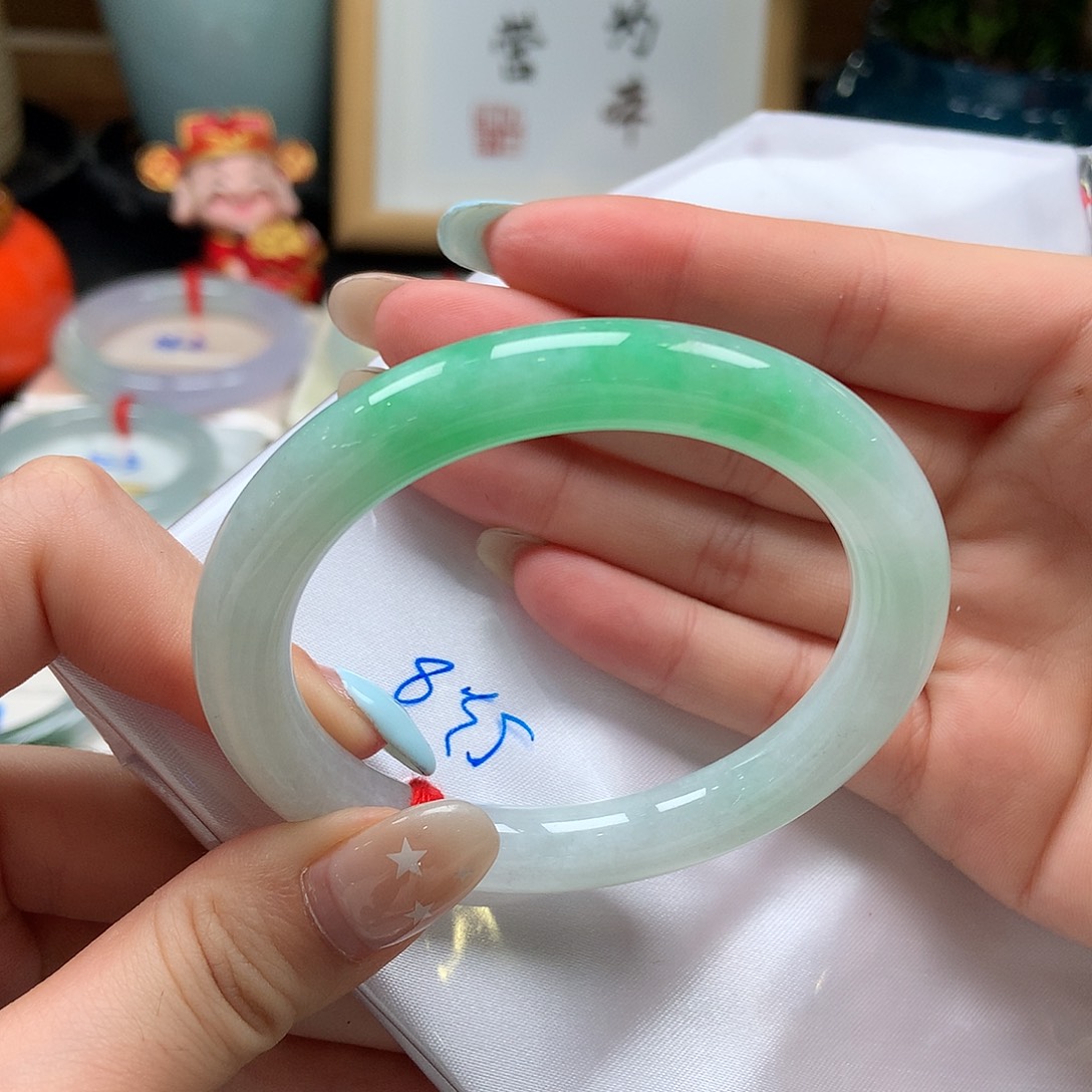 翡翠未镶嵌手镯果阳绿半山水12号