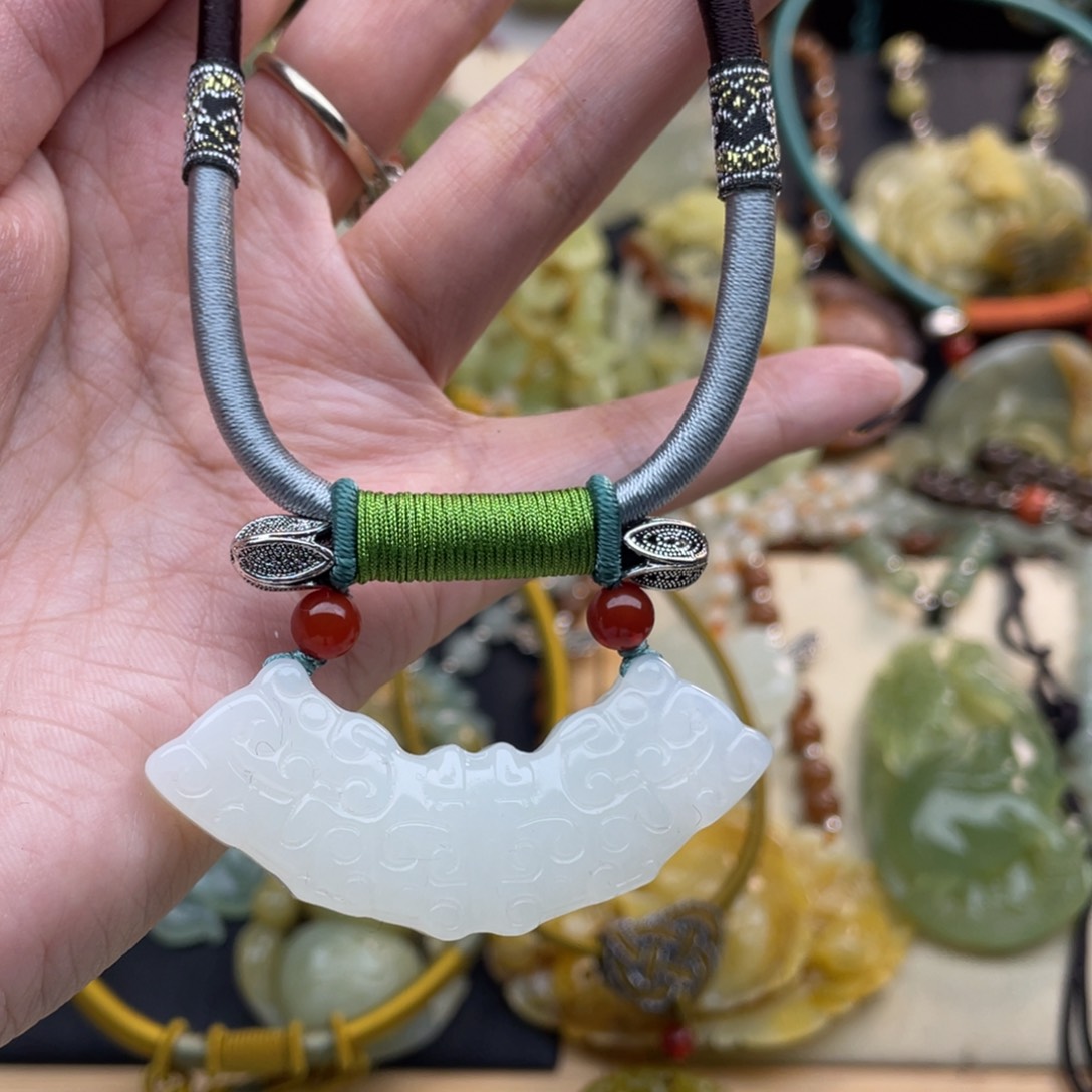 蛇纹石玉颈饰未镶嵌