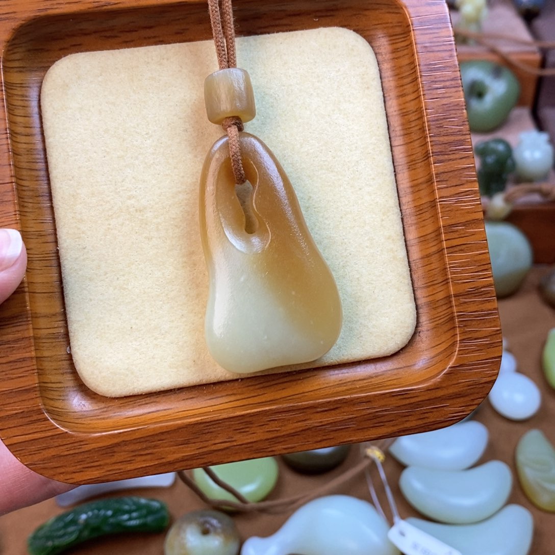 和田玉（糖玉）颈饰未镶嵌