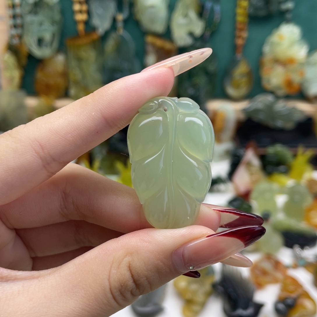 蛇纹石玉颈饰未镶嵌