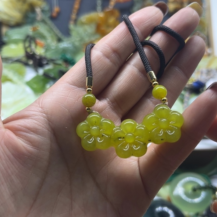 蛇纹石玉未镶嵌颈饰