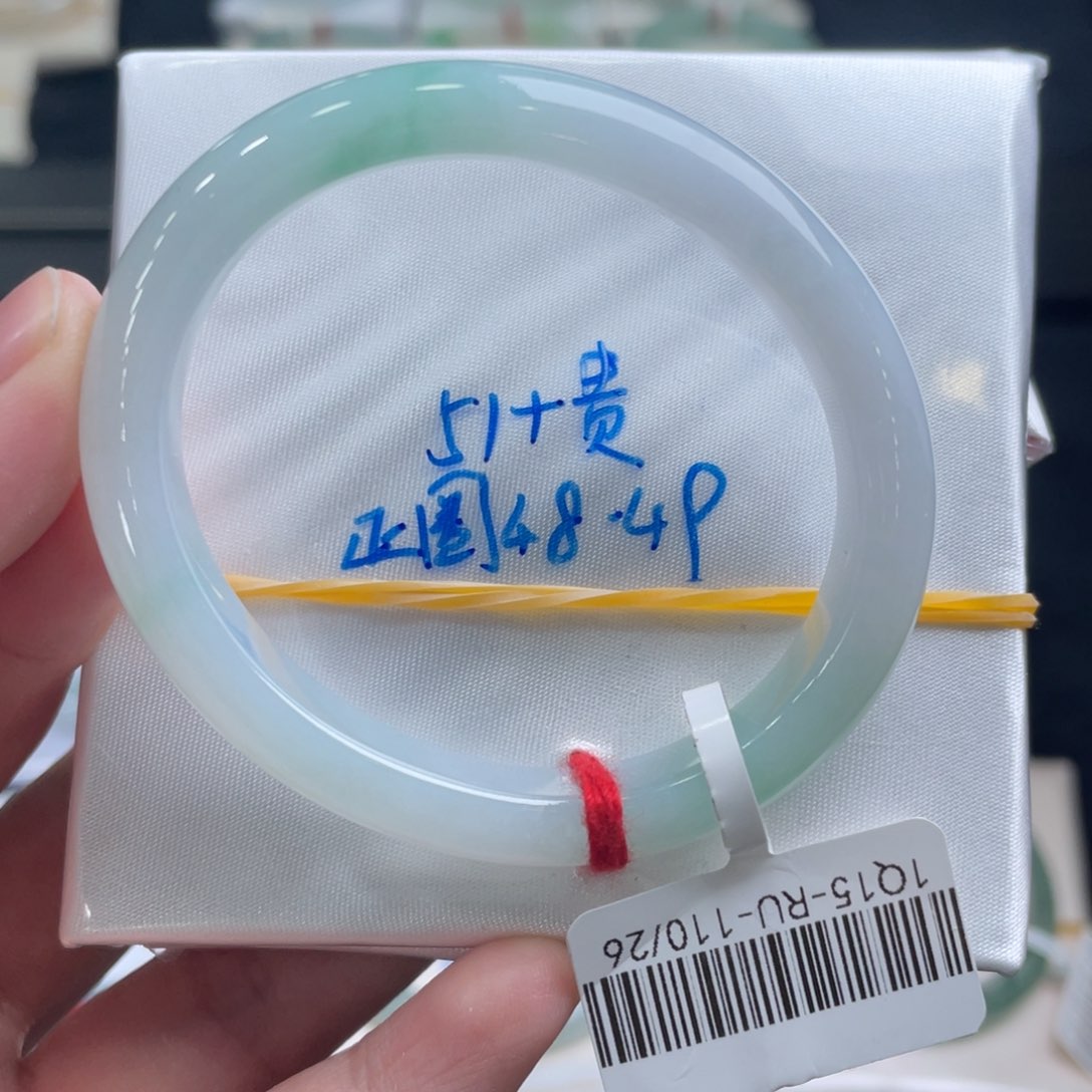 翡翠手镯未镶嵌翡翠手镯