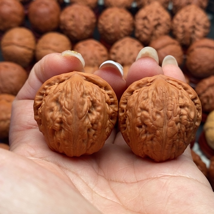 核桃精品文玩核桃手捻麒麟墩