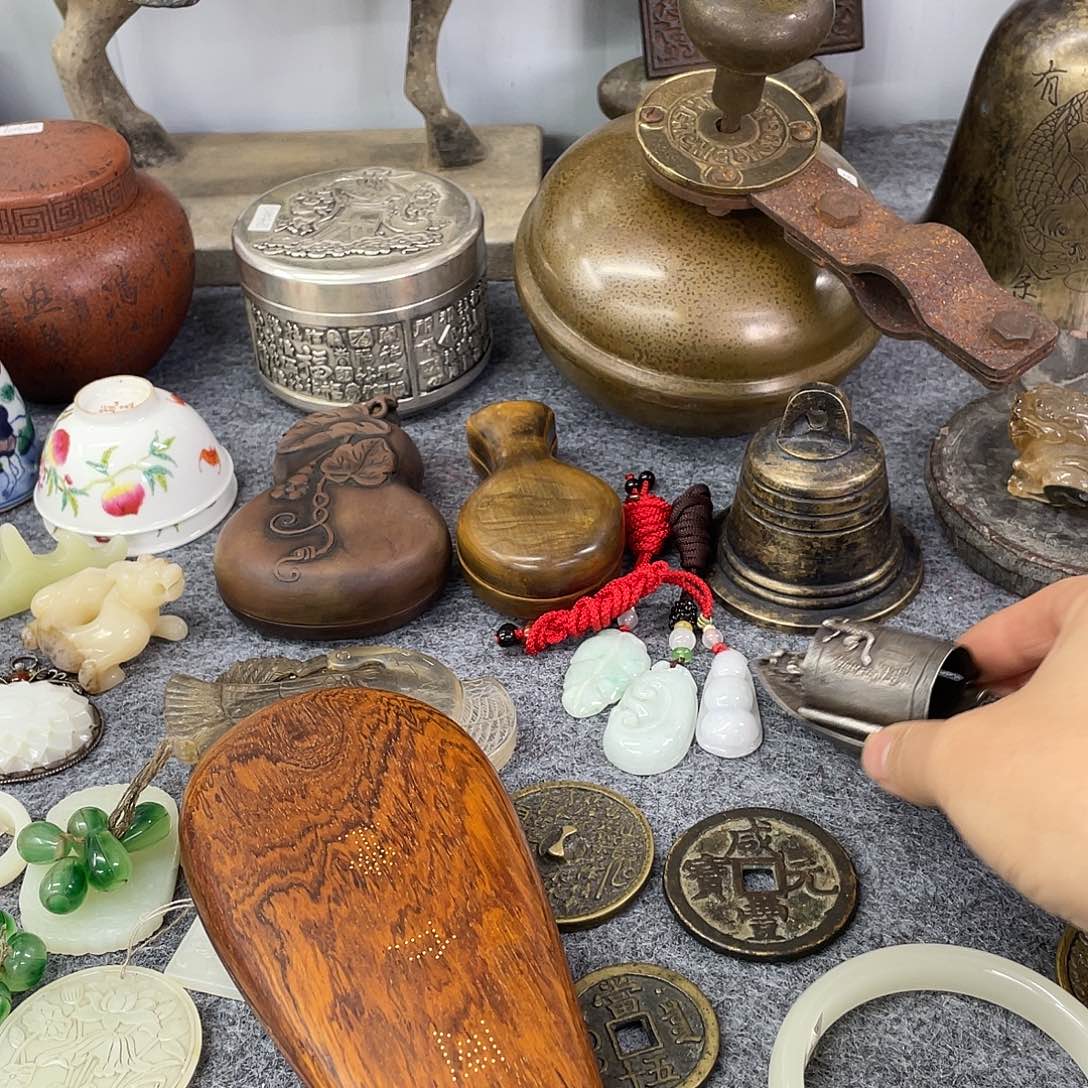 五***里铜摆一个小物件。 