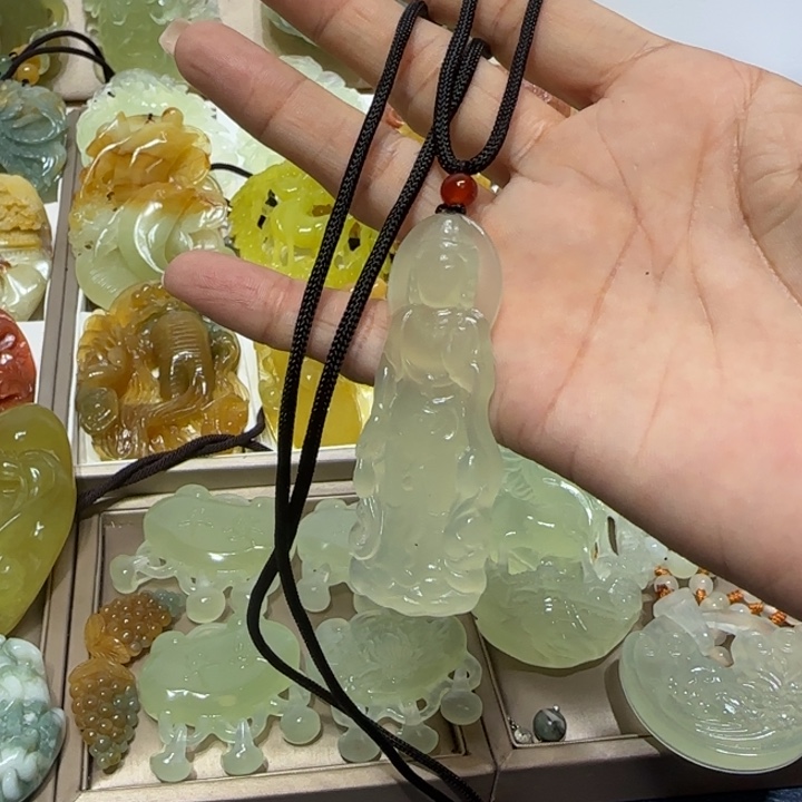 蛇纹石玉吊坠未镶嵌