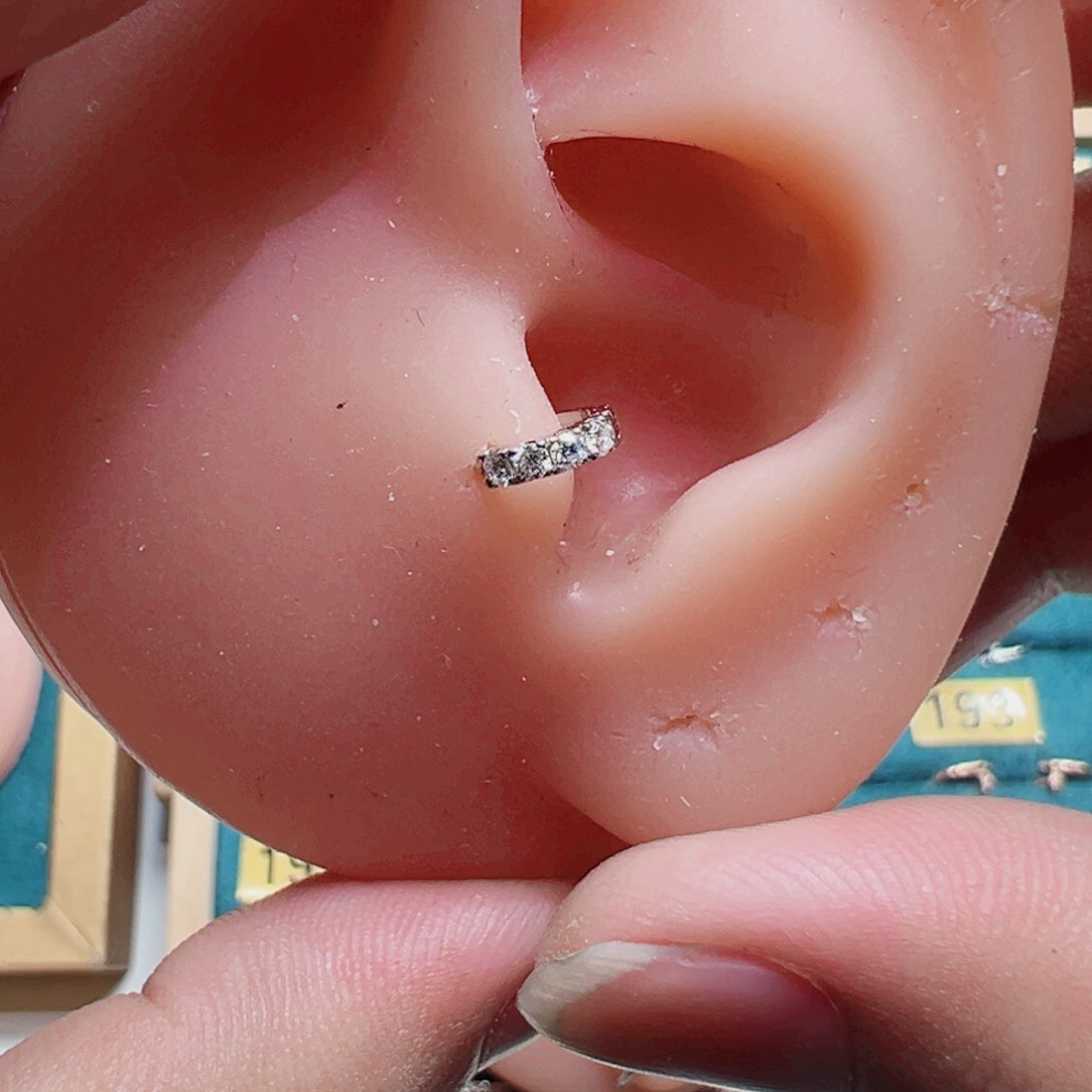 钻石耳饰18K金镶嵌直排耳骨扣5mmK白