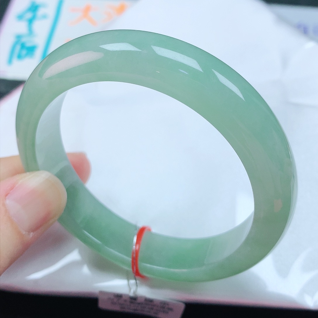 翡翠手镯未镶嵌56圈