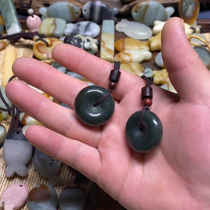 对****蛇纹石玉未镶嵌颈饰