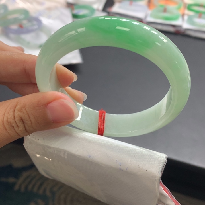 翡翠手镯未镶嵌翡翠