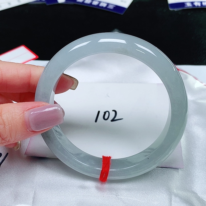 翡翠手镯未镶嵌翡翠手镯未镶嵌