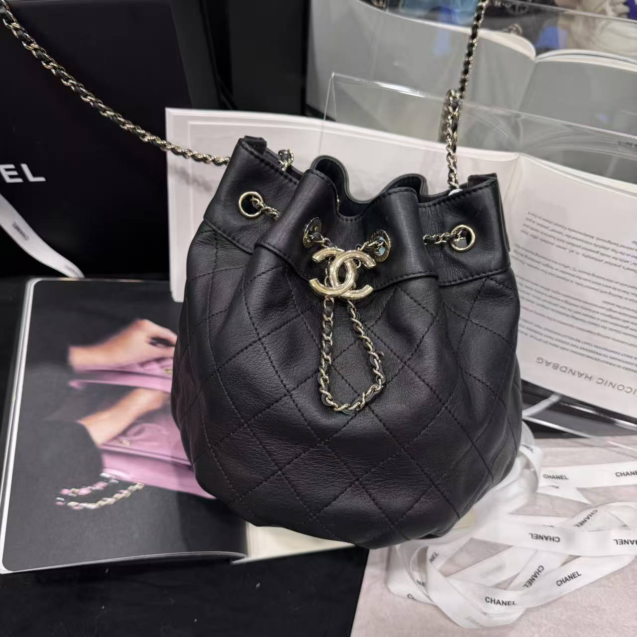 95新 Chanel/香奈儿 多多奢品/香奈儿黑金花苞水桶斜挎包/98新