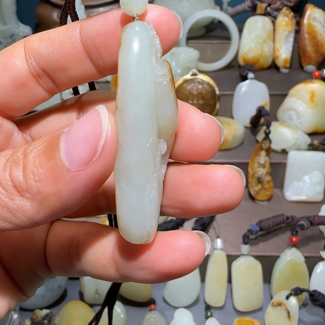 羽***哥和田玉未镶嵌颈饰