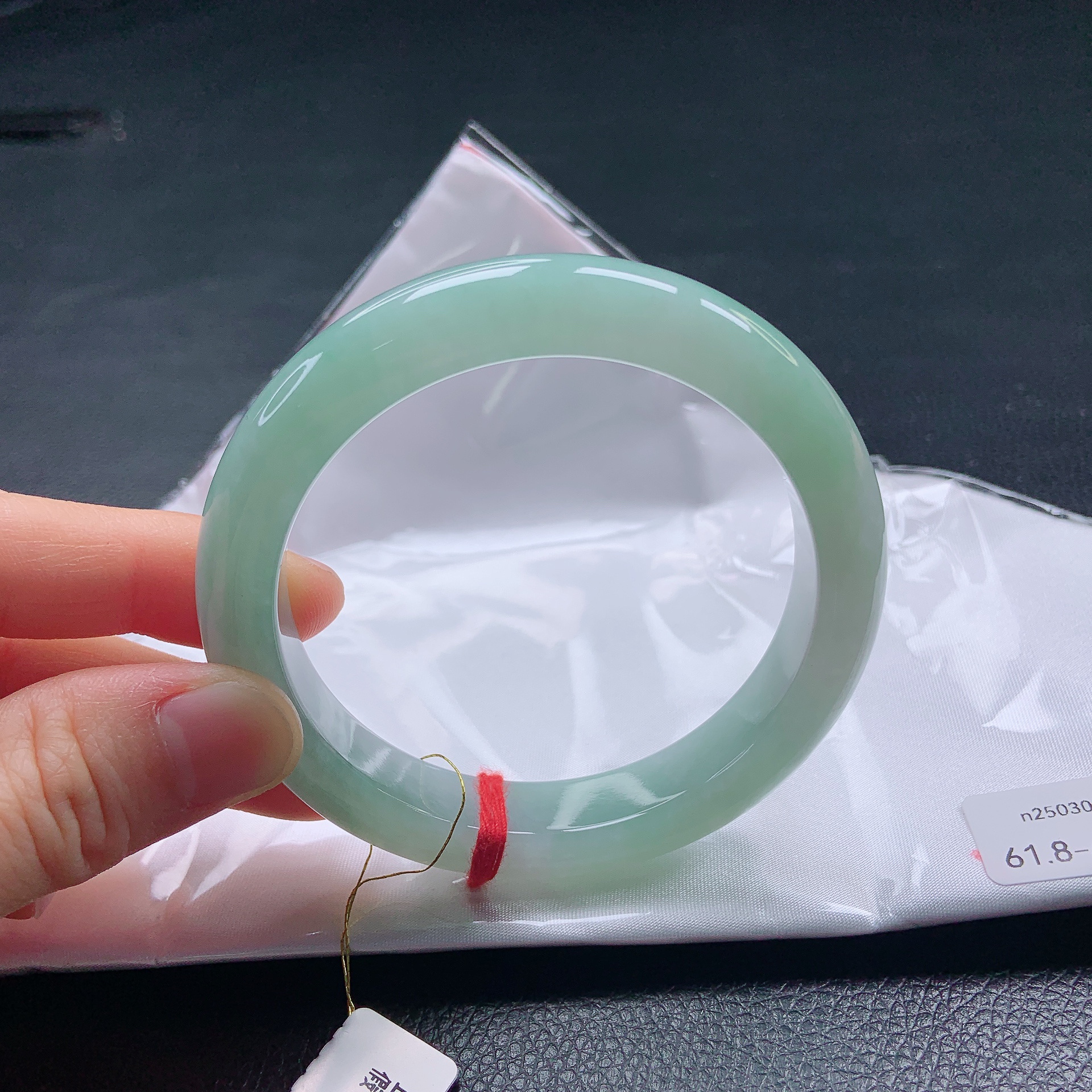 61➕大圈口糯冰种带绿翡翠宽边手镯缅甸天然a货浅绿平安镯时尚女款