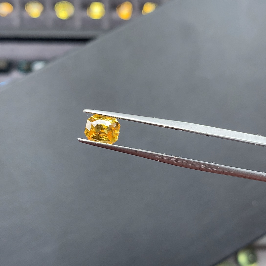 用***0蓝宝石裸石金丝雀黄蓝宝1.56克拉