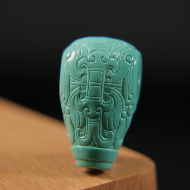 原矿绿松石青铜纹三通，尺寸13×23×11.3mm，重5.16g