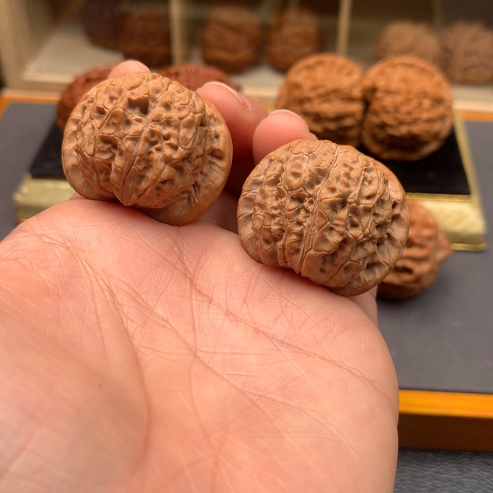 文玩核桃吊坠血麒麟