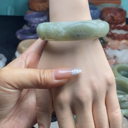 石英质玉未镶嵌雕花手镯