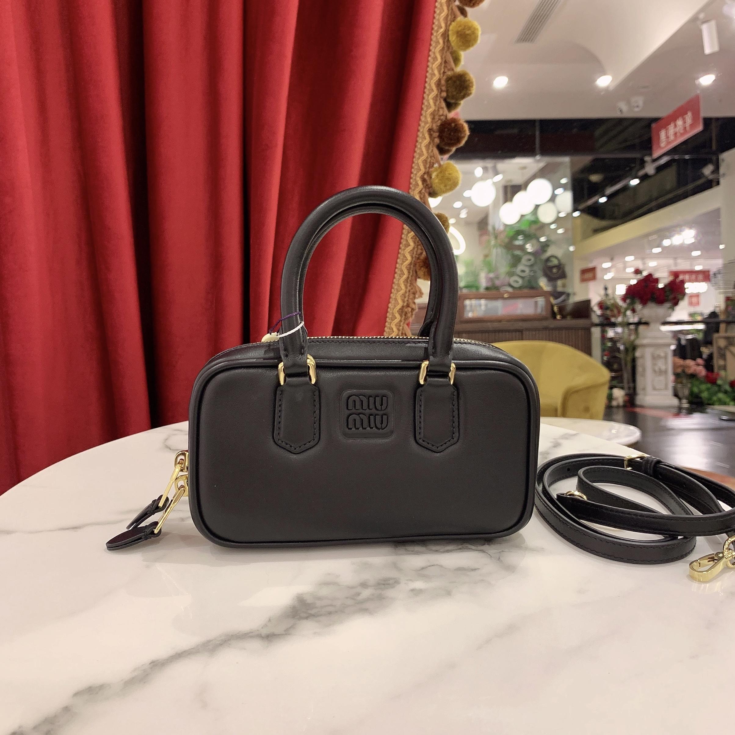 95新 MIU MIU/缪缪 保龄球新款mini黑色金扣羊皮芯片款/81867528