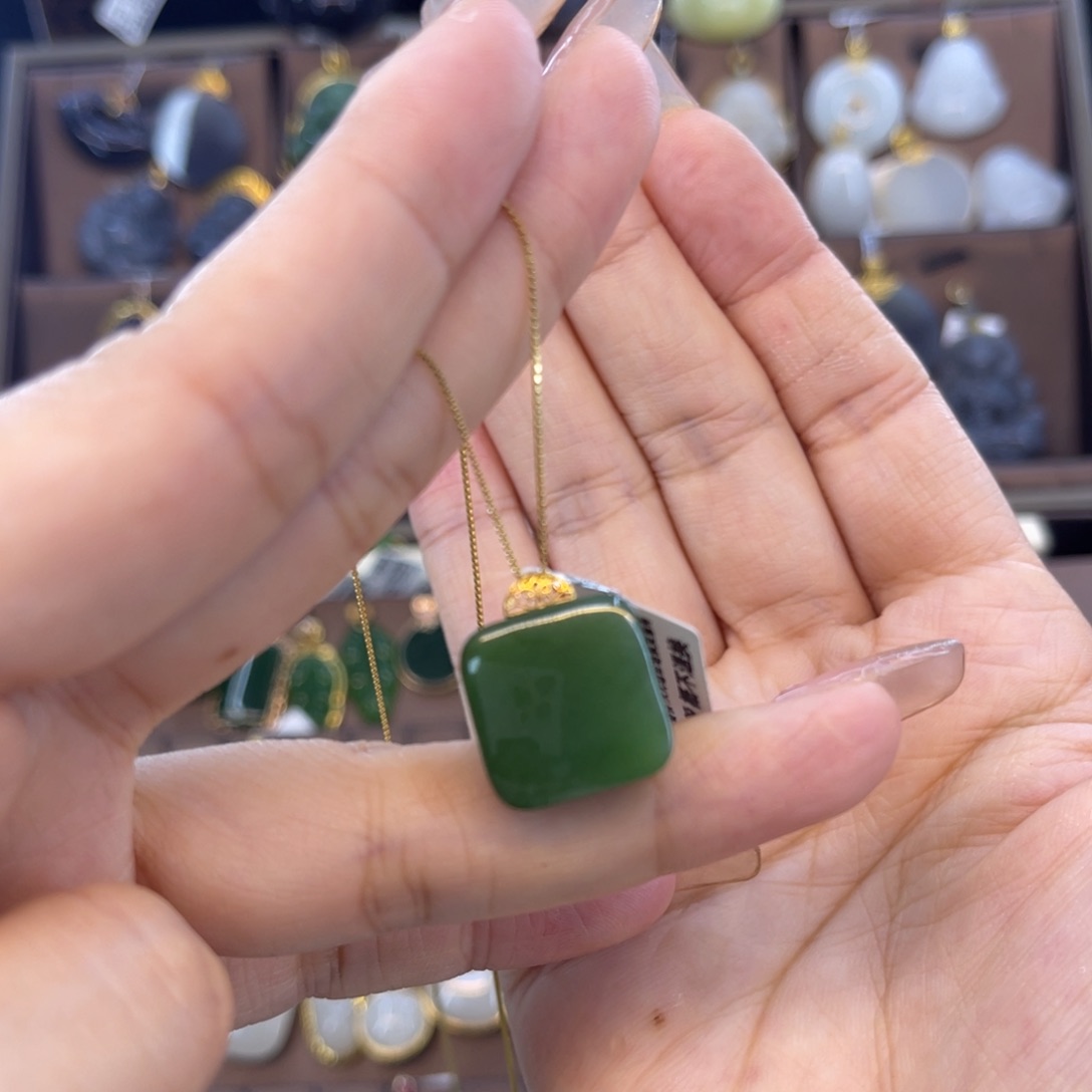 和田玉吊坠18K金镶嵌