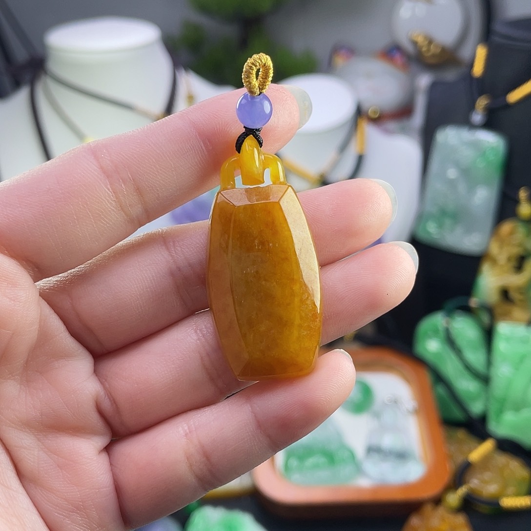 翡翠未镶嵌吊坠(赠链)