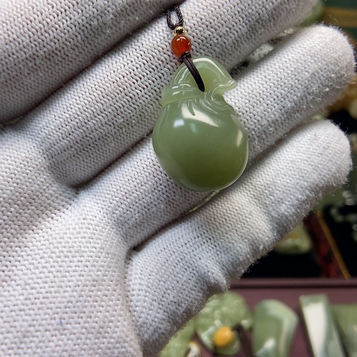 未镶嵌岫岩老玉（透闪石质玉）挂件冷****践