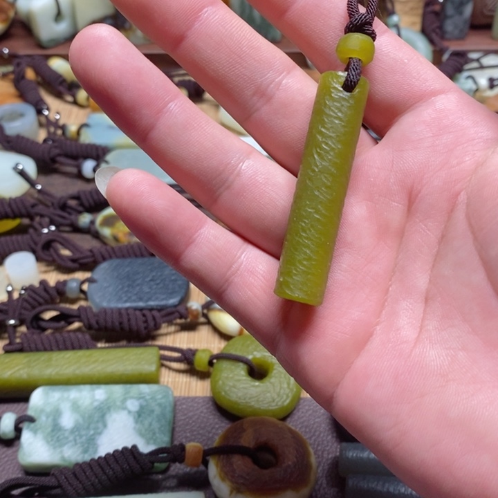 蛇纹石玉挂件未镶嵌