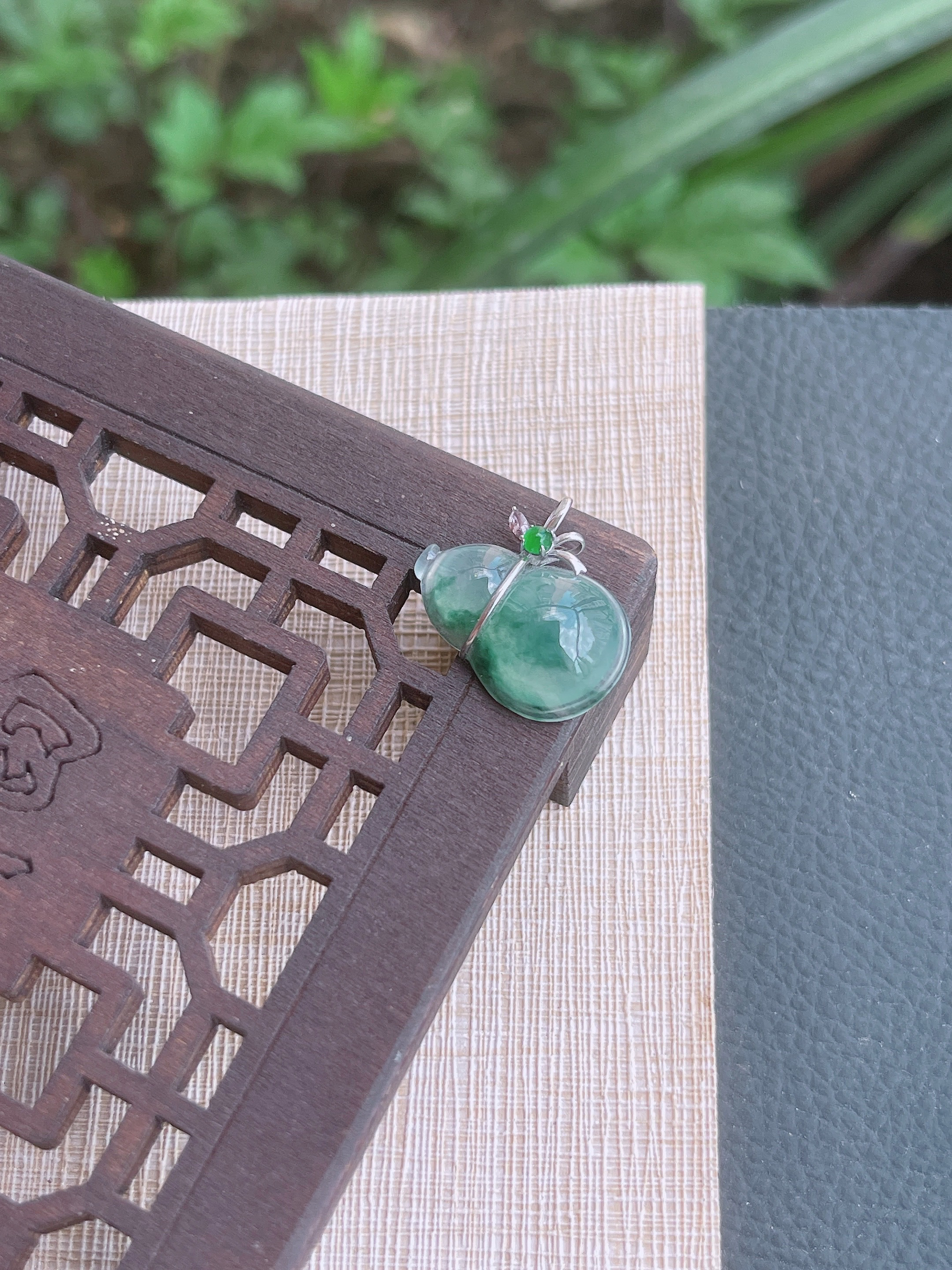 天然缅甸A货翡翠.冰胶感腰缠万贯飘花葫芦吊坠.尺寸19.7-13.3-6.6