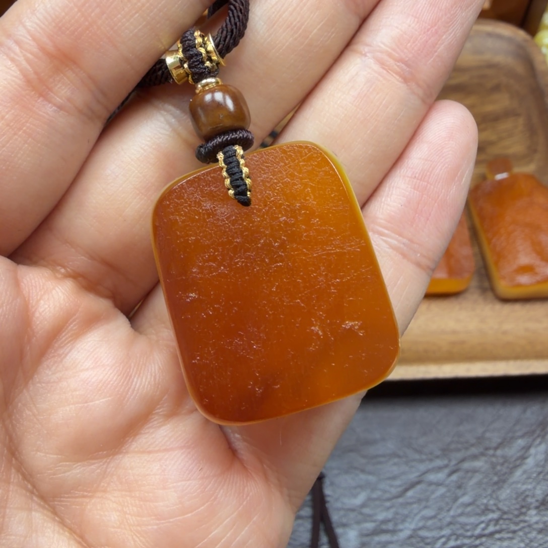琥珀未镶嵌吊坠(赠链)