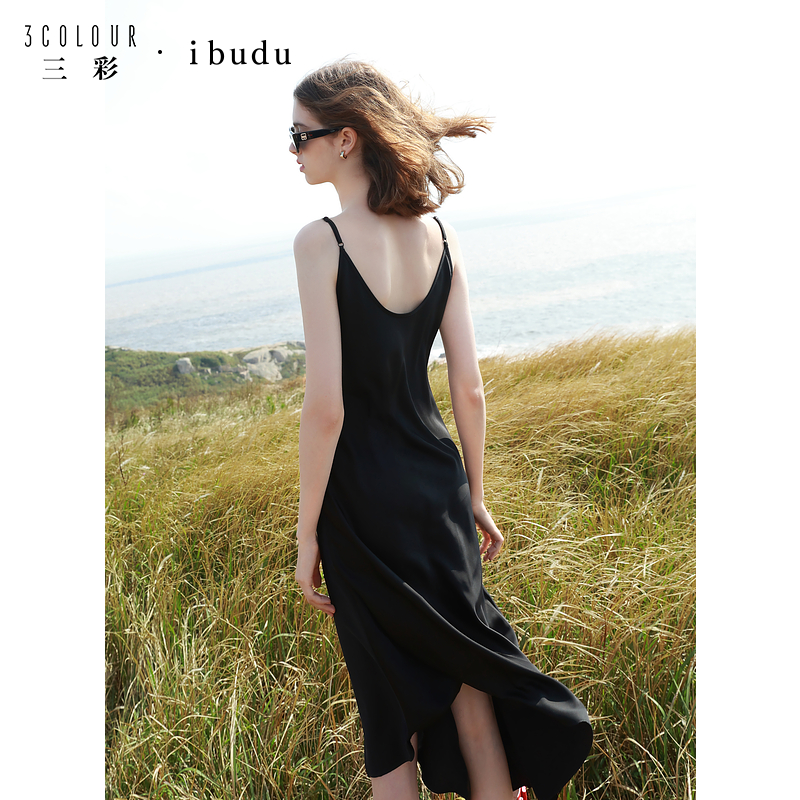 【芋总专属】三彩ibudu2025春季新款缎面吊带裙不对称开叉dbx