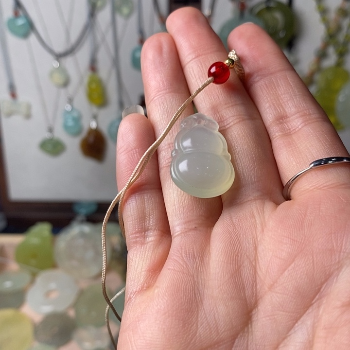 蛇纹石玉颈饰未镶嵌