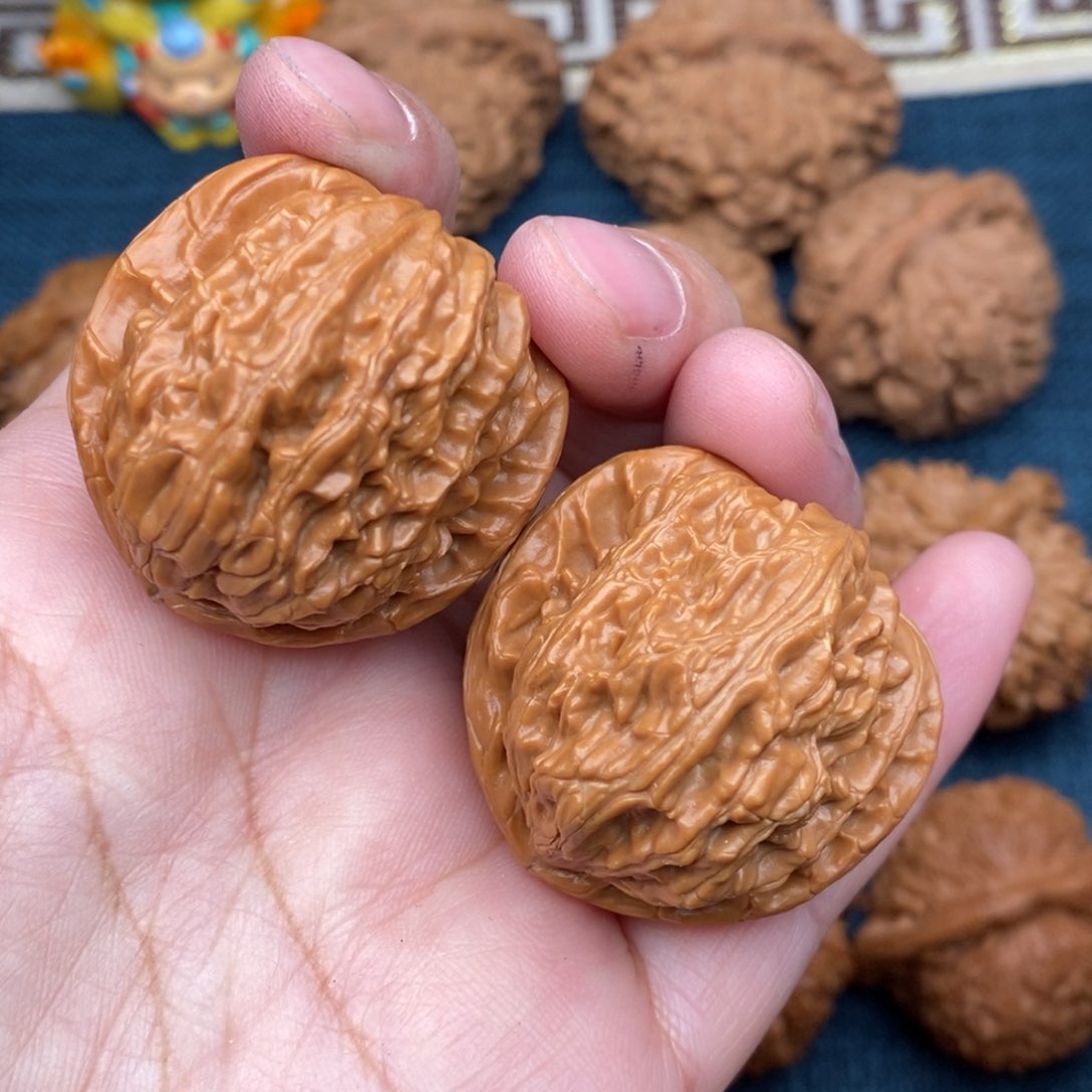 文玩核桃把件36老树红皮三角白