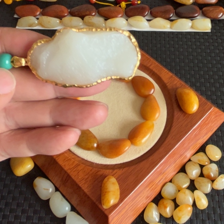 和田玉18K金镶嵌颈饰