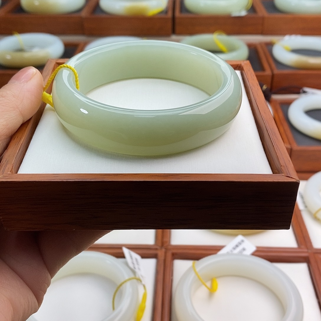 和田玉精品女士手镯未镶嵌