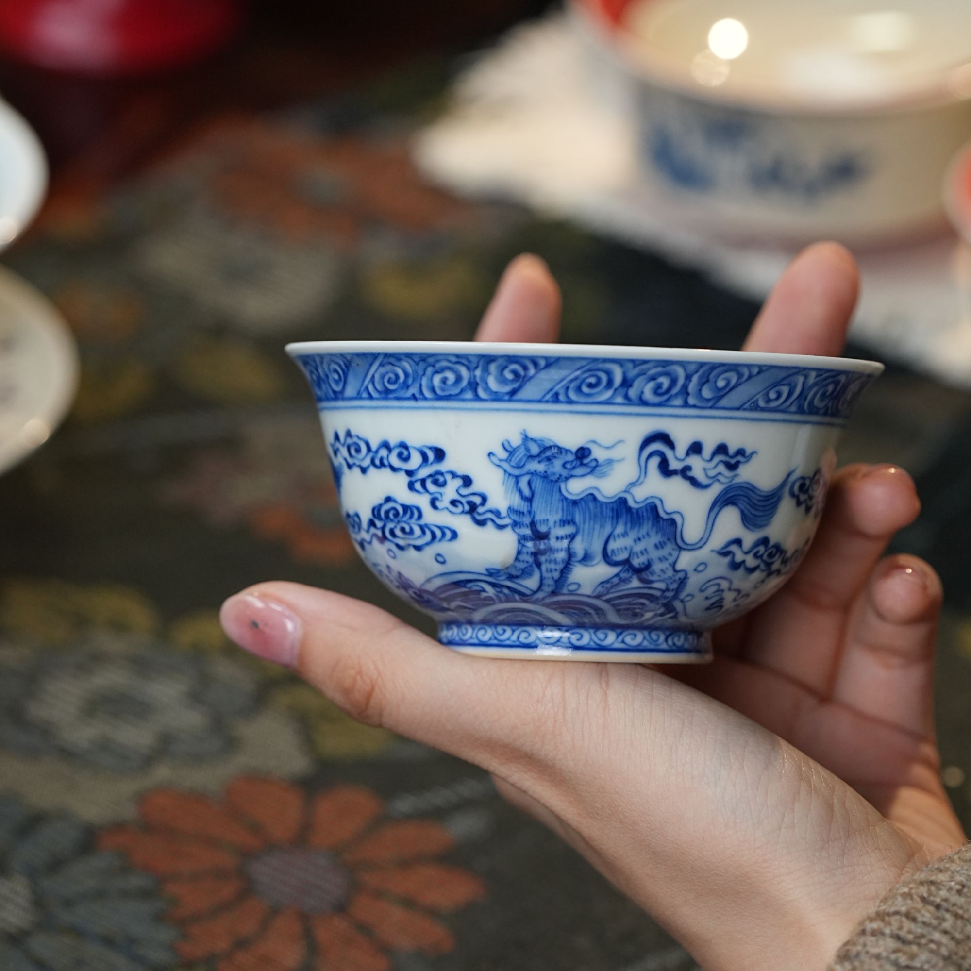 涂杏花窑青花麒麟献寿杯