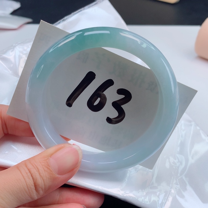 翡翠手镯未镶嵌冰