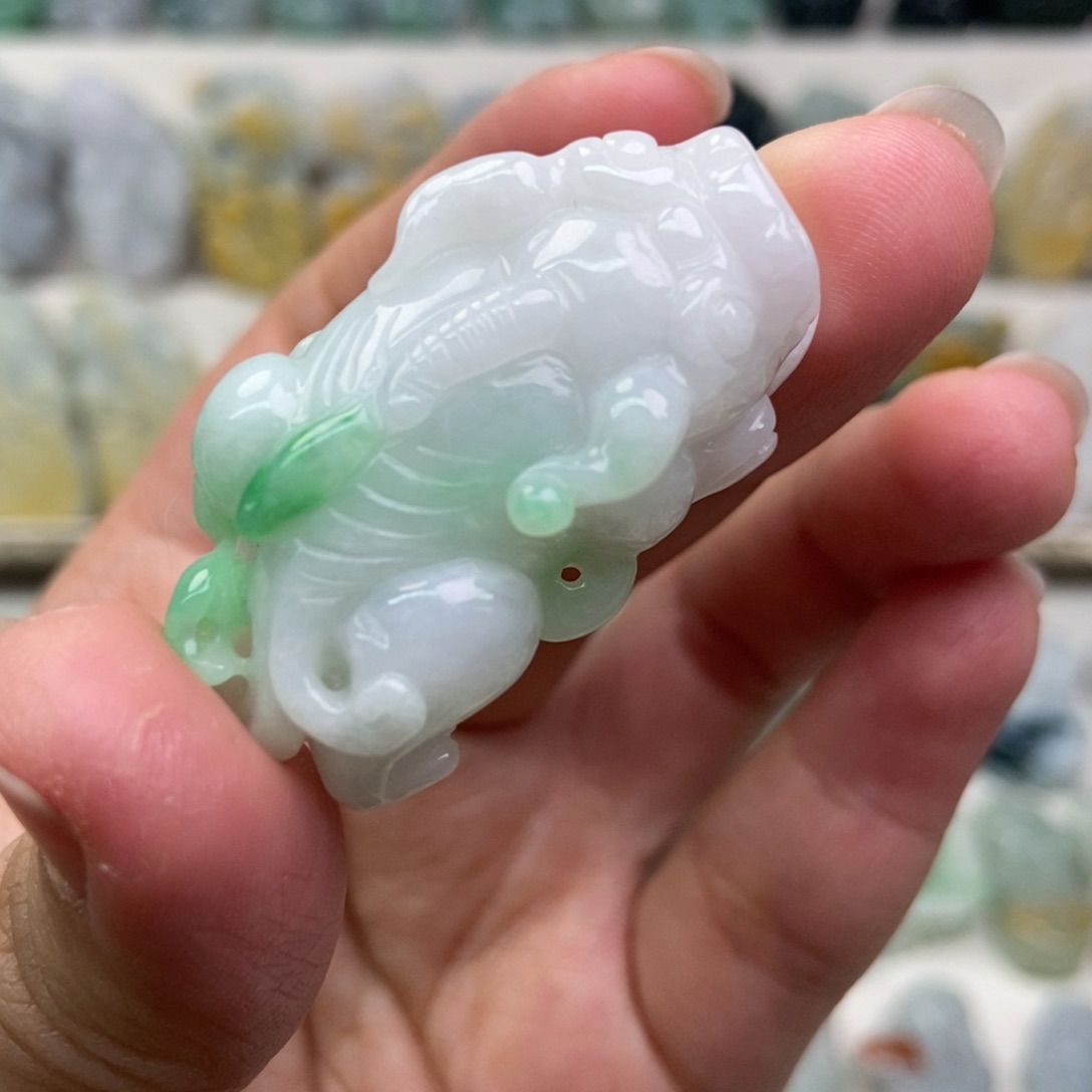 翡翠吊坠(赠链)未镶嵌