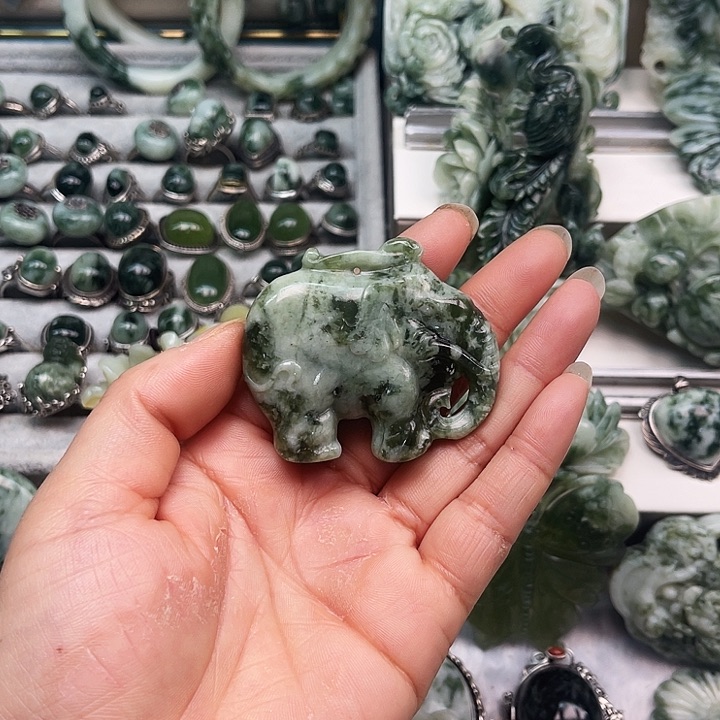 透闪石-蛇纹石玉颈饰未镶嵌