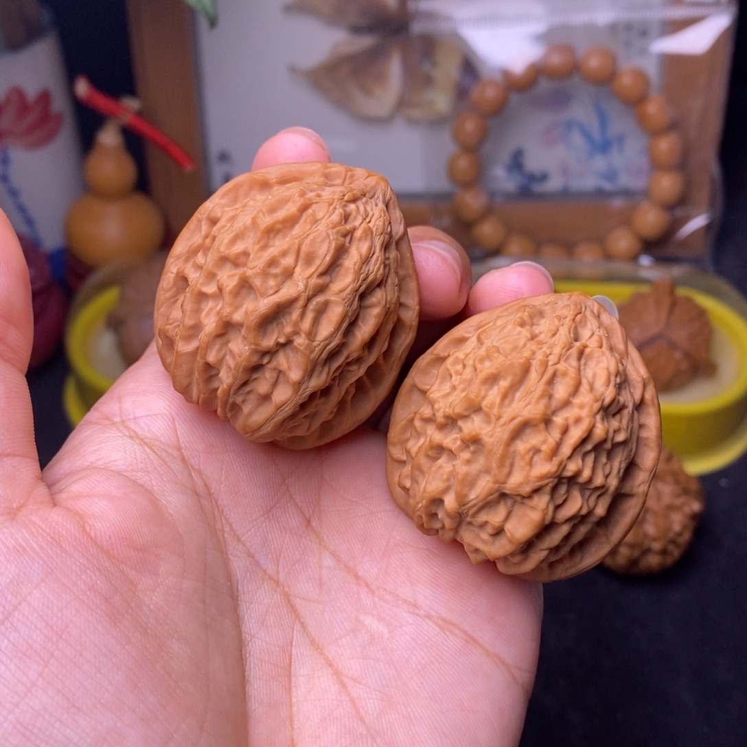 佐***罗文玩核桃把件38金牛