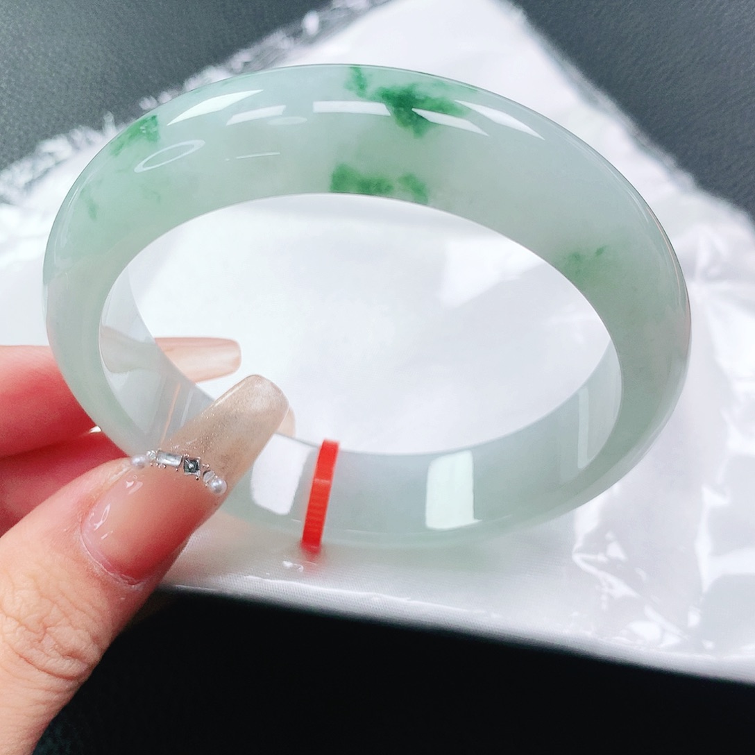 翡翠手镯未镶嵌55圈