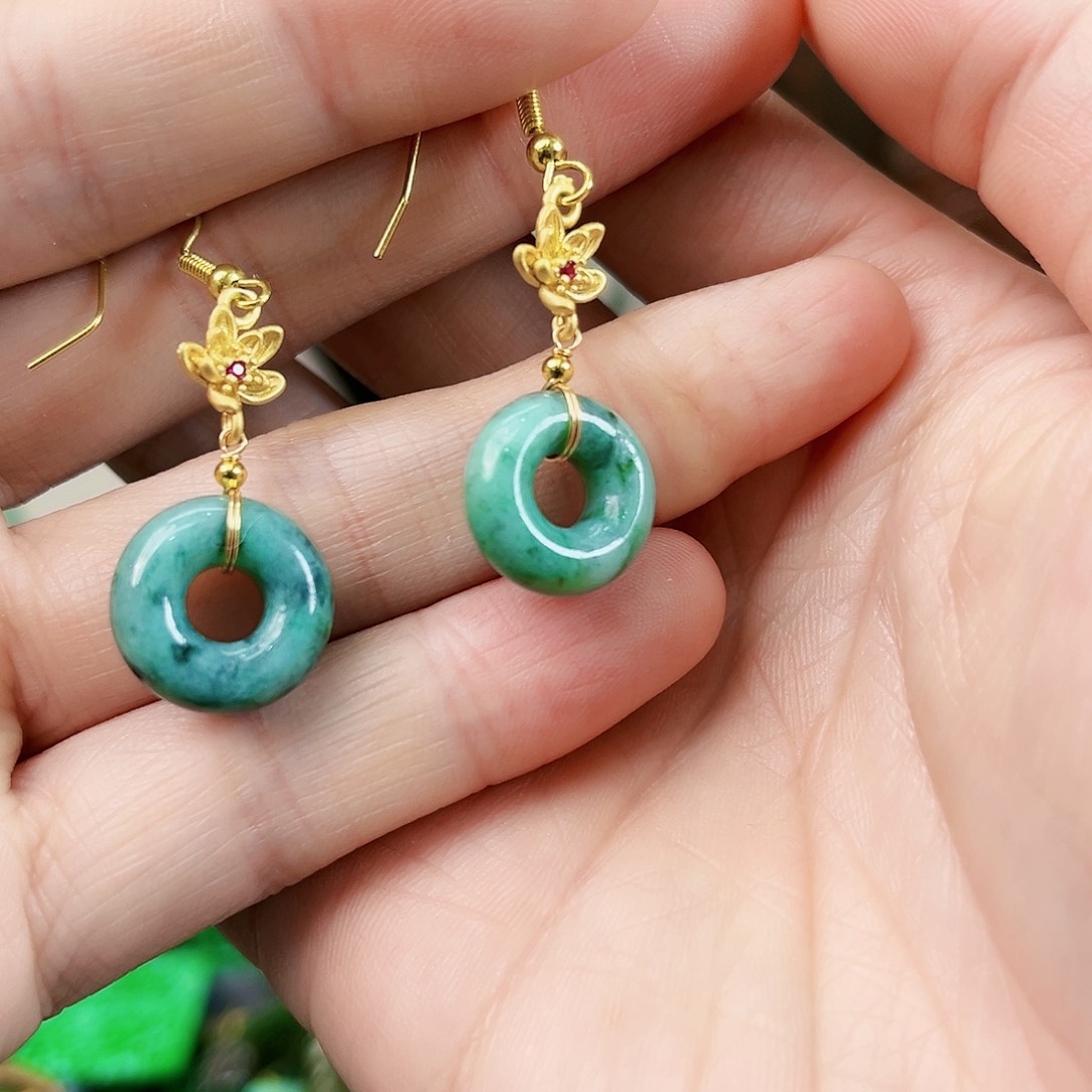 翡翠颈饰未镶嵌耳饰多样性